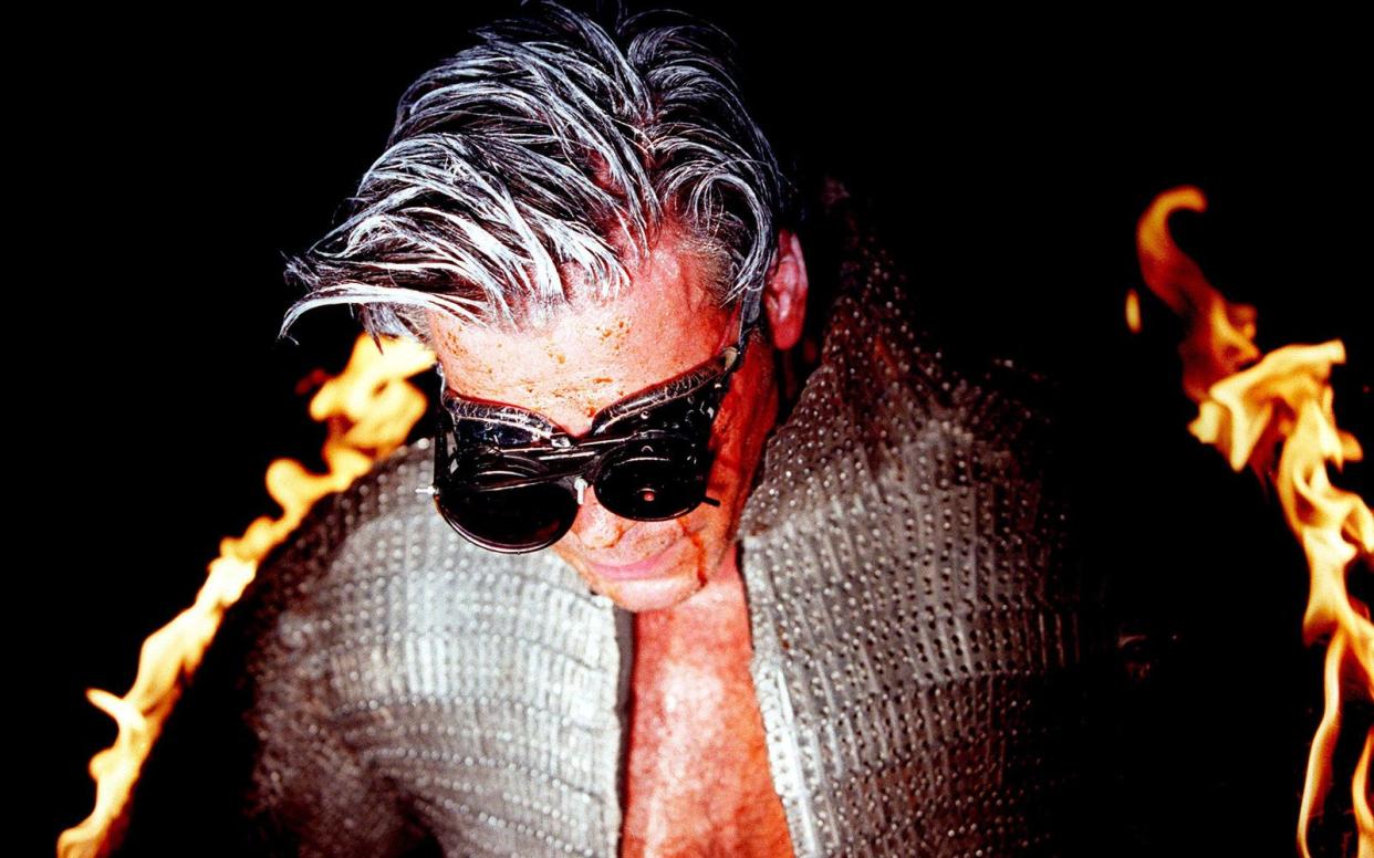 Rammstein (hier Sänger Till Lindemann) sind für ihre spekatulären Shows mit Flammenwerfern und Pyrotechnik bekannt.  (Bild: Nick Laham / Newsmakers)