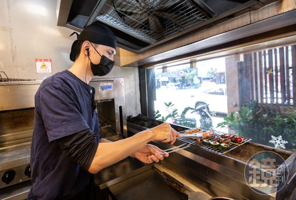 面對開業頭一年的入冬淡季，魚吞壽司趕緊增加暖胃的湯品，味噌魚湯無限續碗，炭烤料理也開發出更多美味菜色。
