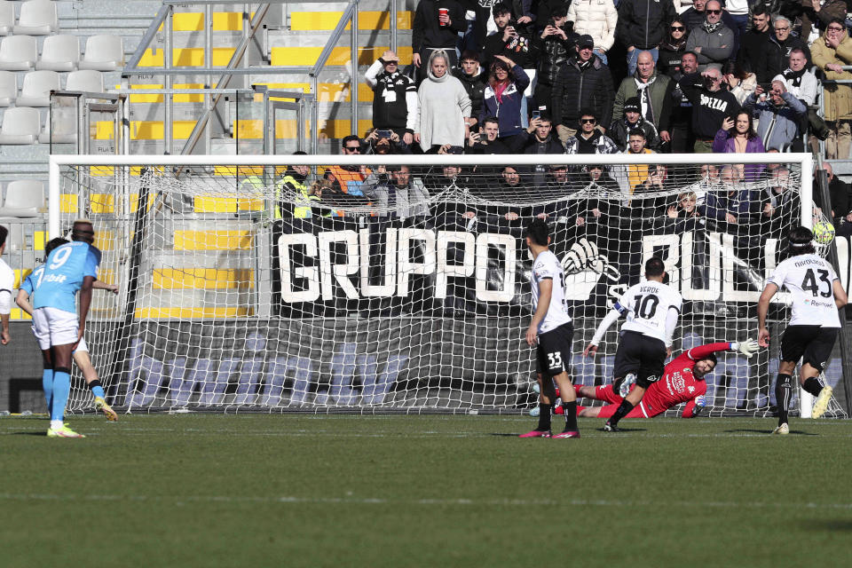 Napoli's Kvaratskhelia scores a penalty to make it 0-1 during the Serie A soccer match between Spezia Calcio and SSC Napoli at the Alberto Picco stadium in La Spezia, Italy, Sunday Feb. 5, 2023. (Tano Pecoraro/LaPresse via AP)