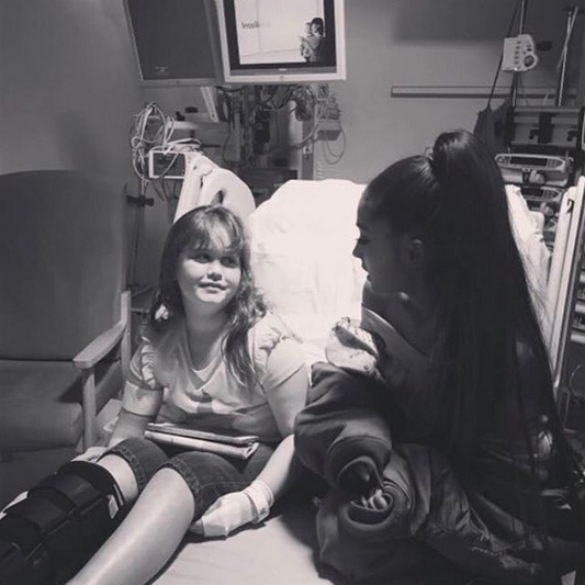 <p>Nach dem Selbstmordattentat im Anschluss an Arianas Grandes Konzert in Manchester, besuchte die Sängerin einige ihrer Fans im Krankenhaus. Und zauberte so ein Lächeln auf viele Gesichter. (Instagram.com/ Ariana Grande) </p>