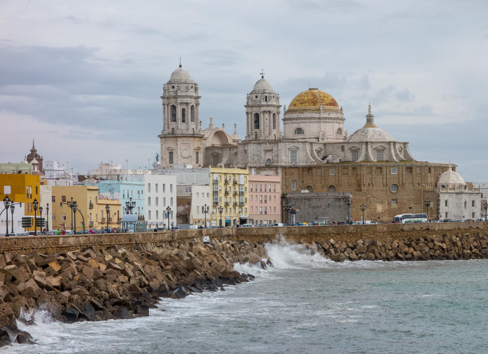 <p>La urbe gaditana afronta dos problemas fundamentales: por un lado el envejecimiento de la población y por el otro la imposibilidad de construir nuevas viviendas ante la falta de espacio, lo que provoca que muchos se muden a lugares cercanos.<br>Foto: Wikimedia Commons/Solundir </p>