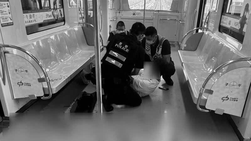 台中捷運今日發生砍人事件，造成4人受傷。（圖／翻攝畫面）