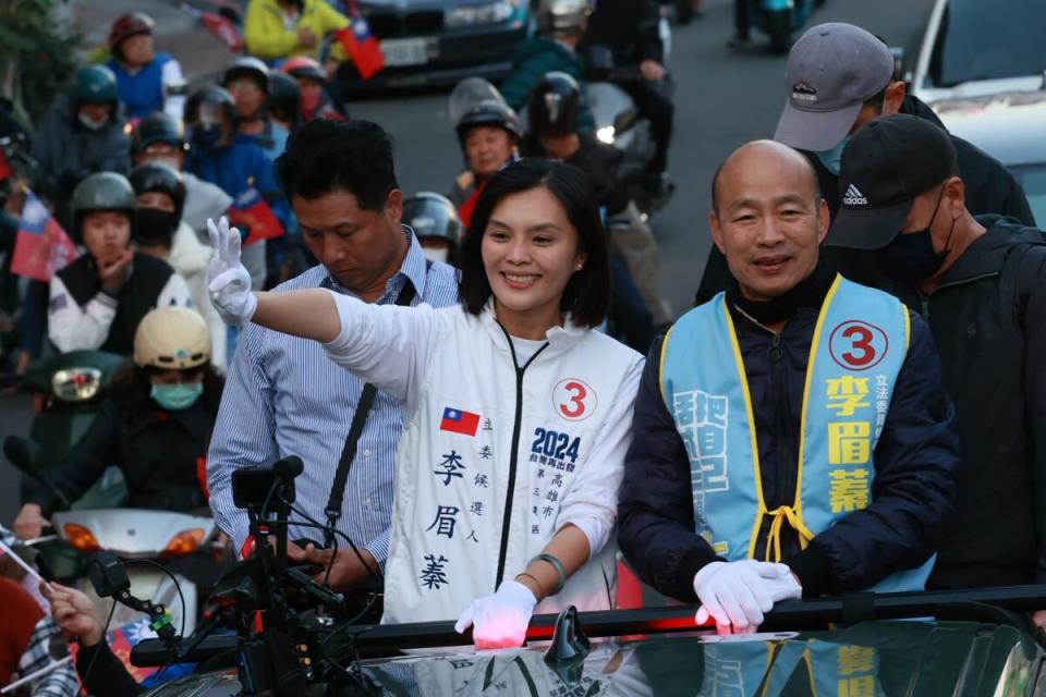 韓國瑜(右)陪李眉蓁(左)車掃。   圖：李眉蓁競總/提供