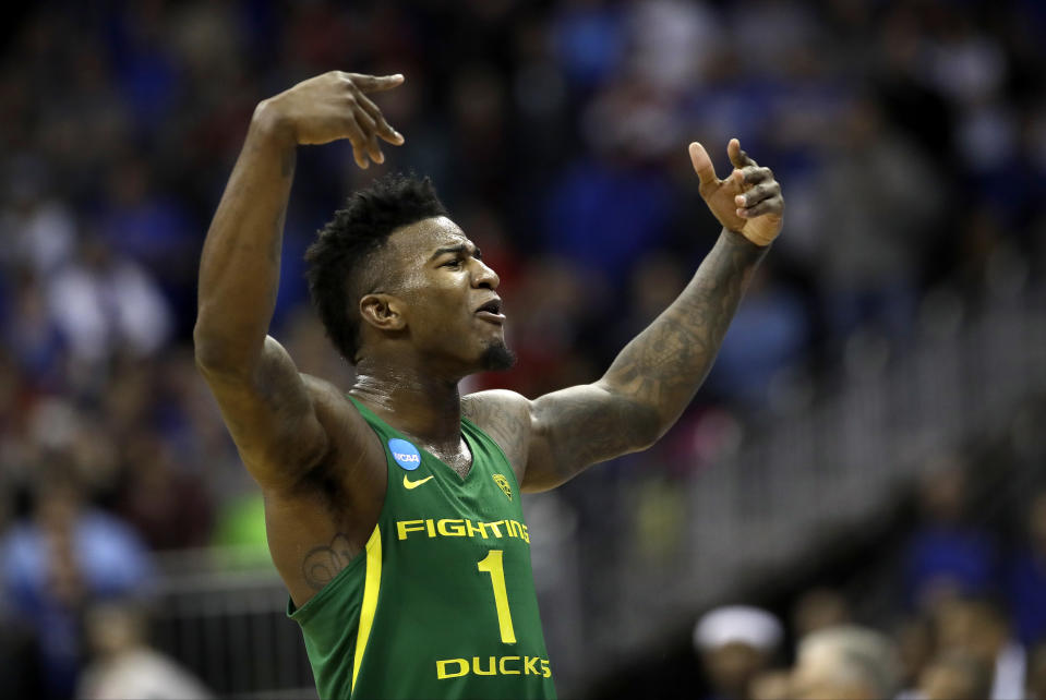 Oregon forward Jordan Bell celebrates at the end of the team’s Midwest Regional final against Kansas in the NCAA men’s college basketball tournament, Saturday, March 25, 2017, in Kansas City, Mo. Oregon won 74-60. (AP Photo/Charlie Riedel)