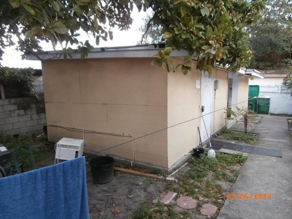 De acuerdo con publicaciones en Craigslist y Marketplace en Facebook los alquileres de efficiencies en Hialeah oscilan entre $800 de un anexo tipo estudio sin cocina hasta una unidad con todos los servicios por $1,500.