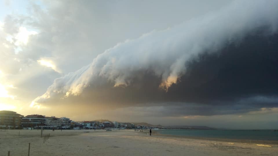 Onlookers said that this cloud reminded them of <em>Independence Day.</em> (Photo: Facebook)