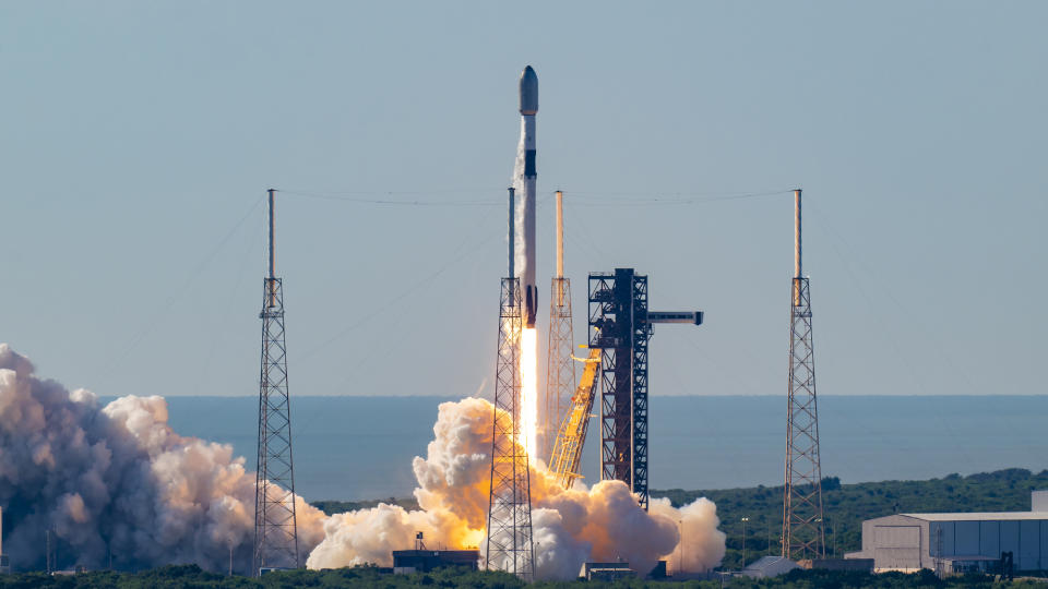     Eine neue SpaceX Falcon 9-Rakete hebt von einer Startrampe in Florida ab. 