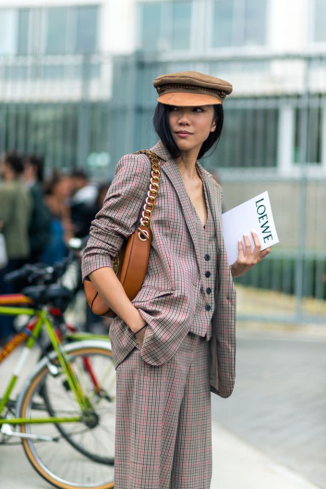 Le tailleur est loin d'avoir dit son dernier mot et il s'agit d'ailleurs de l'unique tenue appropriée avec une casquette style marin.