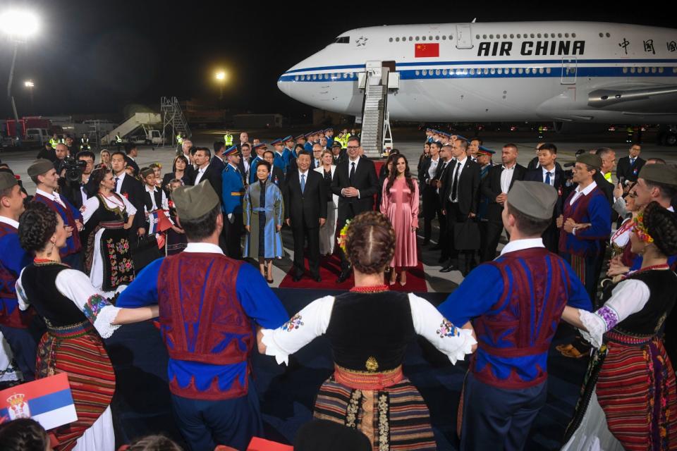 2024年5月7日，塞爾維亞總統武契奇伉儷迎接中國國家主席習近平與夫人彭麗媛到訪。美聯社