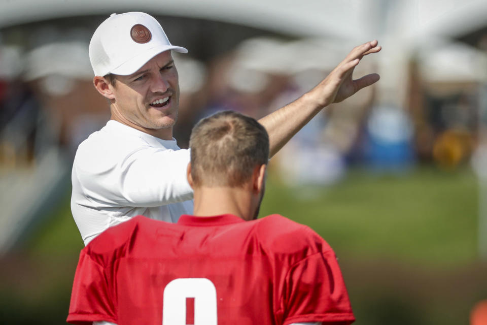 Minnesota Vikings head coach Kevin O'Connell, left, talks with quarterback Kirk Cousins before joint drills with the San Francisco 49ers at the Vikings NFL football team's practice facility in Eagan, Minn., Wednesday, Aug. 17, 2022. (AP Photo/Bruce Kluckhohn)