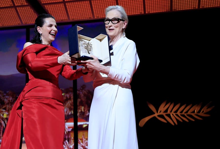 Meryl Streep receives the Honorary Palme d'Or from French actress Juliette Binoche.