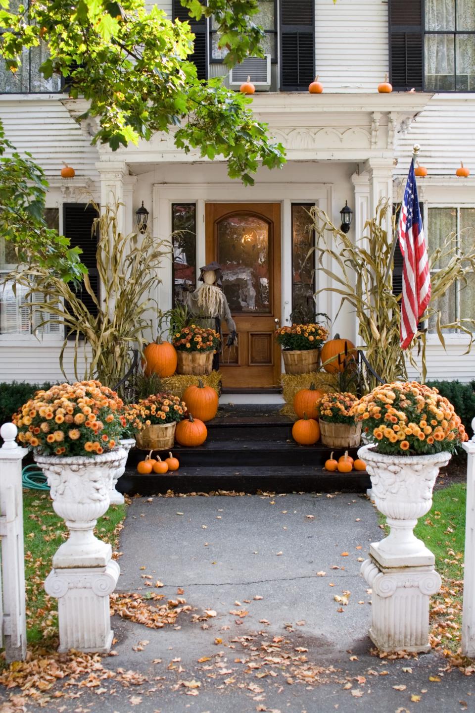 19 Spooky Halloween Decoration Ideas That Are So Chic It's Scary