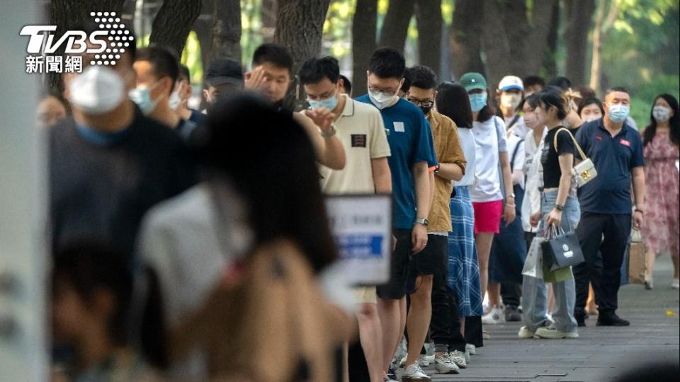 北京居民排隊接受PCR檢測。（圖/達志影像美聯社）
