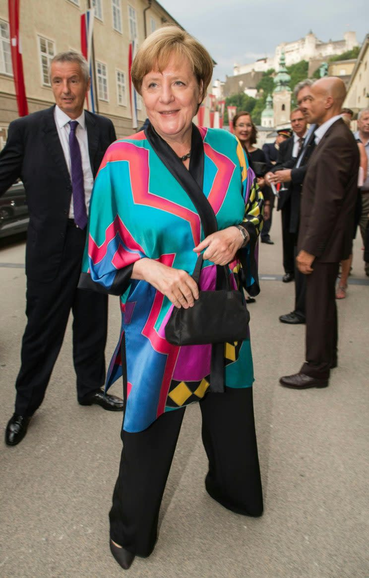Bei den Salzburger Festspielen zeigte sich Angela Merkel farbenfroh. (Bild: dpa)