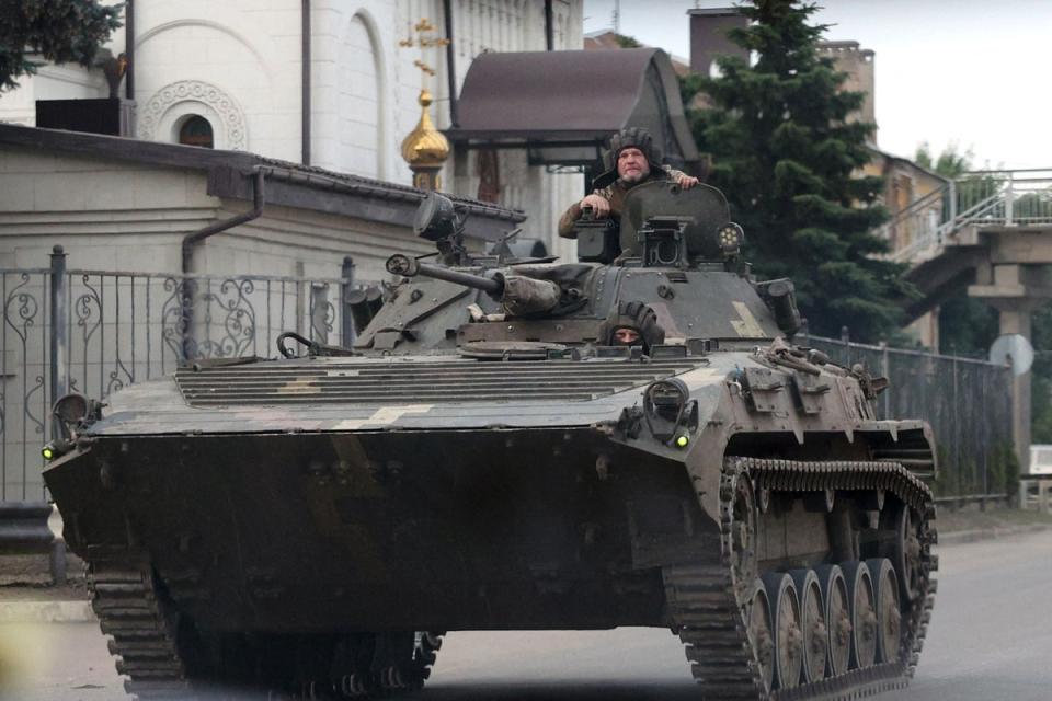 Тяжеловооруженные украинские боевики прибывают в Константиновку (AFP via Getty Images)