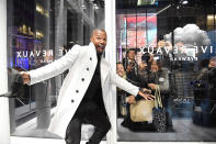 <p>Foxx looked pretty excited at the opening of the <span>Privé </span>Revaux eyewear store in New York City on Monday. Could it be because his <a rel="nofollow" href="https://www.yahoo.com/lifestyle/katie-holmes-quietly-supports-long-064935980.html" data-ylk="slk:rumored girlfriend, Katie Holmes;elm:context_link;itc:0;sec:content-canvas;outcm:mb_qualified_link;_E:mb_qualified_link;ct:story;" class="link  yahoo-link">rumored girlfriend, Katie Holmes</a>, quietly showed up to the event to support him? (Photo: Kevin Mazur/Getty Images for Prive Reveaux) </p>