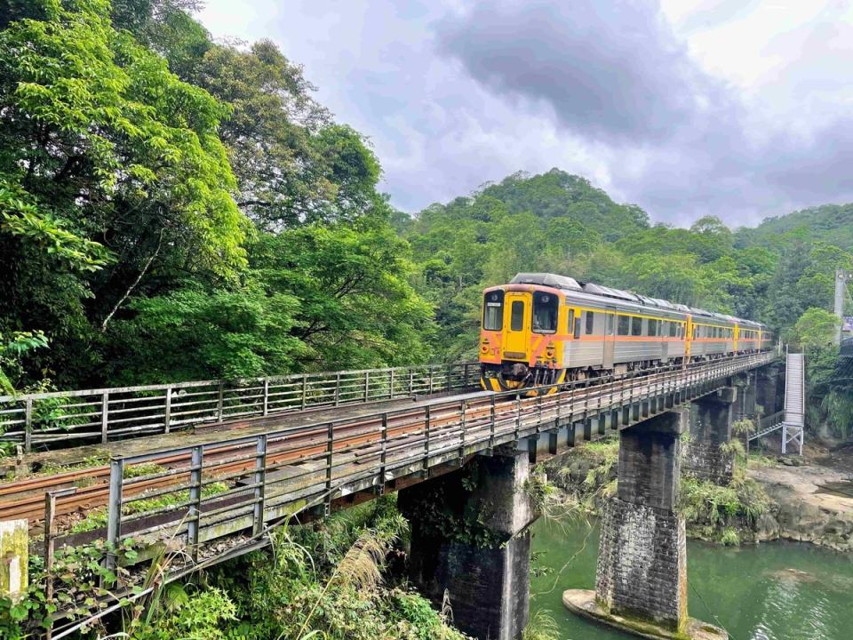 觀瀑吊橋可觀賞到火車自吊橋邊經過的景象。   圖：新北市觀旅局/提供