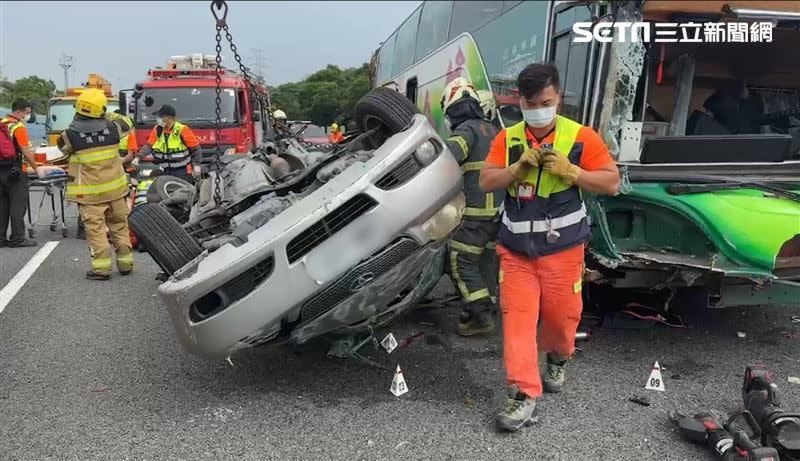 遊覽車與小客車在國道車禍，造成4死22輕傷。（圖／翻攝畫面）