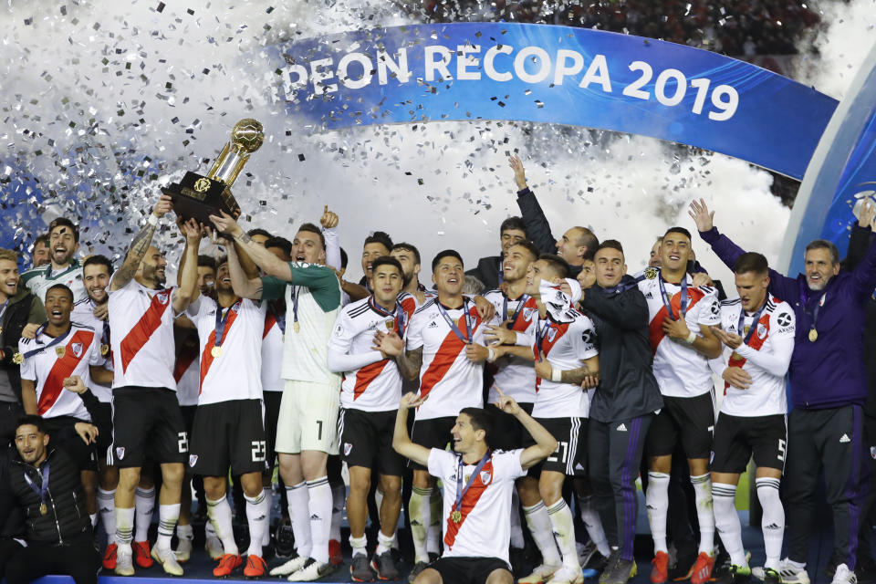 Los jugadores de River Plate de Argentina festejan con el trofeo de campeones de la Recopa Sudamericana tras vencer 3-0 a Atlético Paranaense de Brasil en Buenos Aires, el jueves 30 de mayo de 2019. (AP Foto/Natacha Pisarenko)