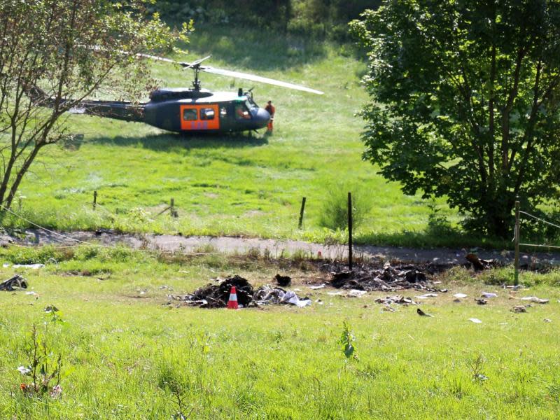 Die Ermittler suche nach weiteren Trümmerteilen. Foto: Jörg Taron