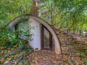 <p>Se encuentra bajo la tierra de la ladera de una montaña cerca de la ciudad de River Falls, en Wisconsin (Estados Unidos) en una zona apartada en mitad de un bosque con una densa vegetación. (Foto: <a rel="nofollow noopener" href="http://www.edinarealty.com/homes-for-sale/n8064-975th-street-river-falls-wi-54022-5016012#/" target="_blank" data-ylk="slk:Edina Realty;elm:context_link;itc:0;sec:content-canvas" class="link ">Edina Realty</a>). </p>