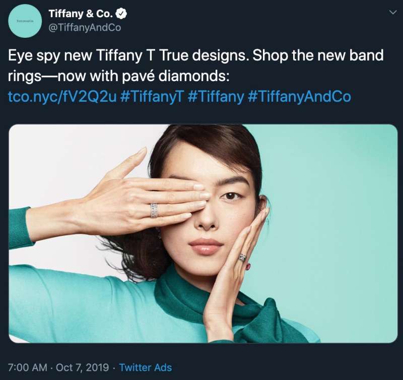 美國珠寶品牌Tiffany&Co10月刊出廣告照，卻因為與香港示威「黑警還眼」的手勢雷同，而被中國抗議後撤下。（截自推特）