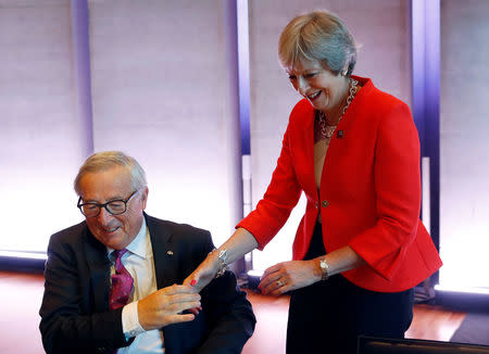 Britain's Prime Minister Theresa May is greeted by European Commission President Jean-Claude Juncker at the European Union leaders informal summit in Salzburg, Austria, September 20, 2018. REUTERS/Leonhard Foeger