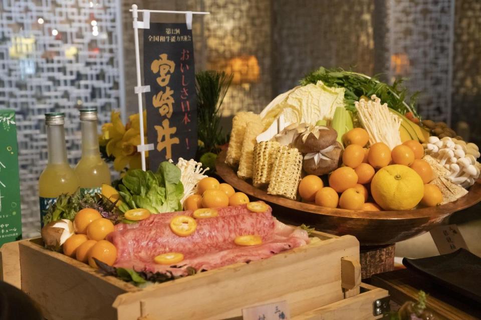 「銀鏡柚子胡椒鍋」（右後）以宮崎縣擁有50年歷史的銀鏡頂級柚子胡椒提味。（台北晶華酒店提供）