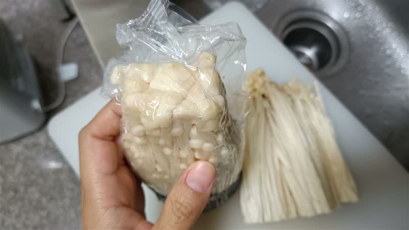 許多內行網友表示，金針菇要挑選真空包裝且菇頭要是白色的才新鮮。（圖／翻攝自我愛全聯-好物老實説）