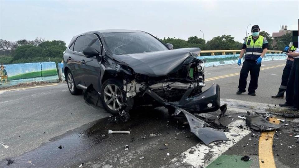 休旅車疑超車車速過快！　失控自撞橋墩「車頭全毀」