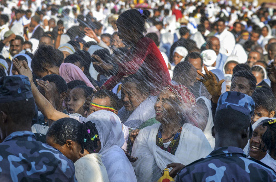 Cristianos de la Iglesia Etíope Ortodoxa son rociados con agua bendita durante la fiesta Timkat, o Epifanía, en la capital Adís Abeba, Etiopía, el domingo 19 de enero de 2020. (AP Foto)