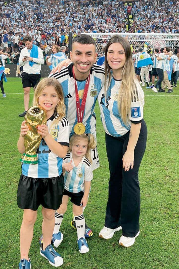 Ángel Correa junto a su mujer y sus hijas tras ser campeón del mundo