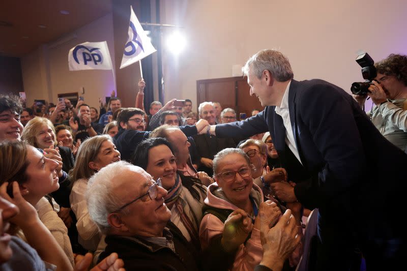 FOTO DE ARCHIVO: El presidente gallego y candidato a la reelección para el Partido Popular, Alfonso Rueda, saluda a votantes en el Hotel Eurostars San Lázaro en Santiago de Compostela