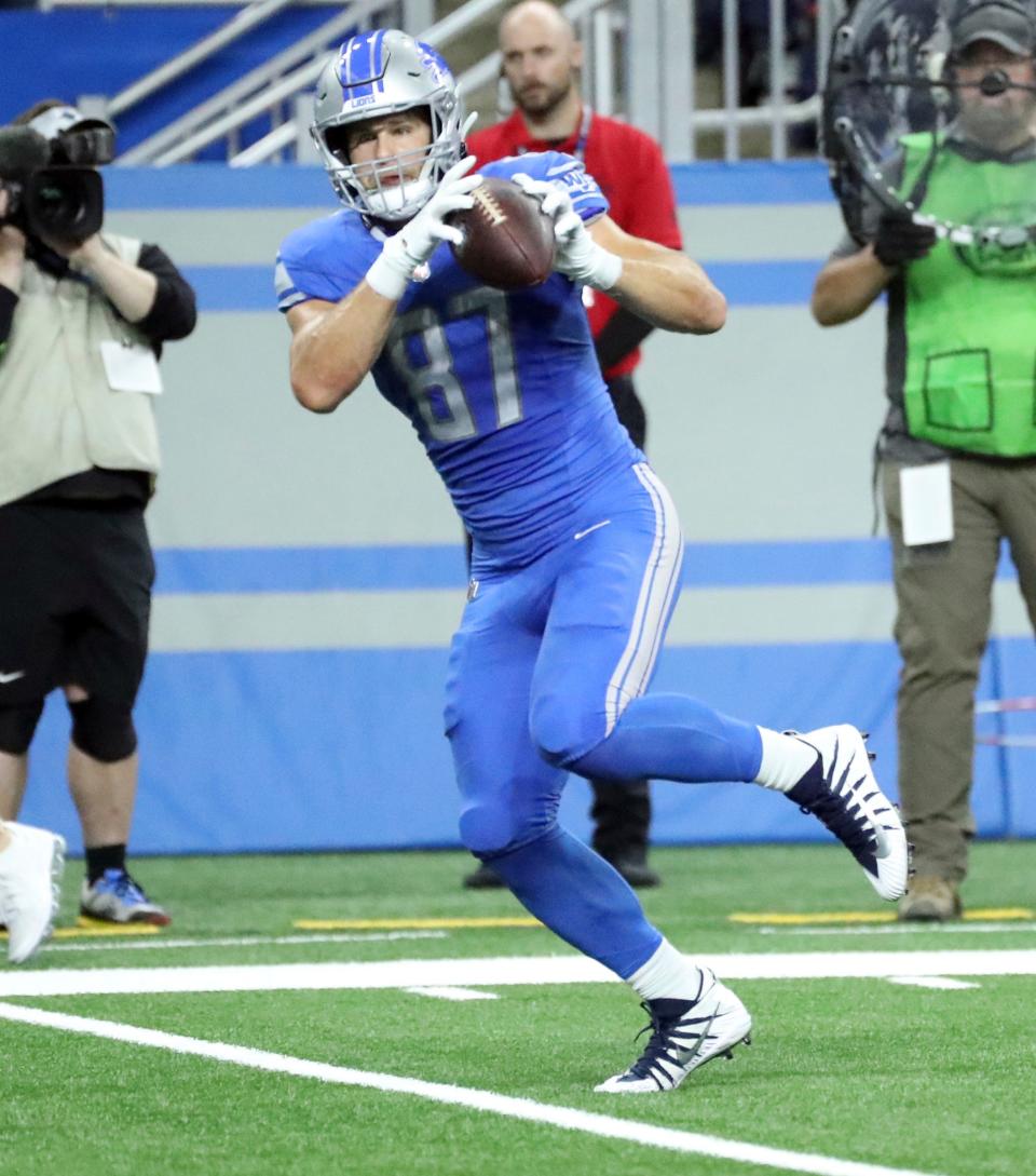 Detroit Lions tight end Sam LaPorta (87) catches a touchdown pass against the Carolina Panthers during first-half action at Ford Field in Detroit on Sunday, Oct, 8, 2023.