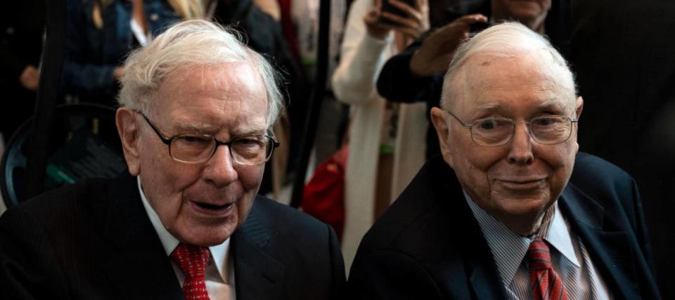 'Sa sili atu le faigata': O Charlie Munger o loʻo i ai se feʻau tuusaʻo mo le au faitio o loʻo popole i 'faigata.' O fa'asoa ia o lo'o fa'afiafiaina ai le lima taumatau o Warren Buffett i taimi faigata