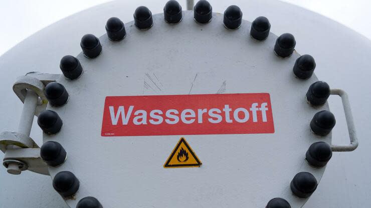 Wasserstoff kann unter anderem per Elektrolyse aus Wasser gewonnen werden und soll als Basis für Brenn- und Kraftstoffe möglichst bald Kohle, Öl und Gas ersetzen. Foto: dpa