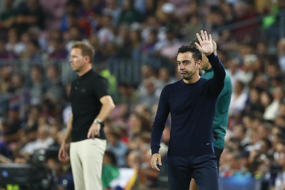 El técnico del Barcelona Xavi Hernández gesticula durante el partido contra Bayern Múnich en la Liga de Campeones, el miércoles 26 de octubre de 2022. (AP Foto/Joan Monfort)