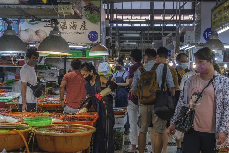 Un mercado de pescado en Donggang, Taiwán, repleto de gente en medio de las crecientes tensiones con China, el 6 de agosto de 2022.