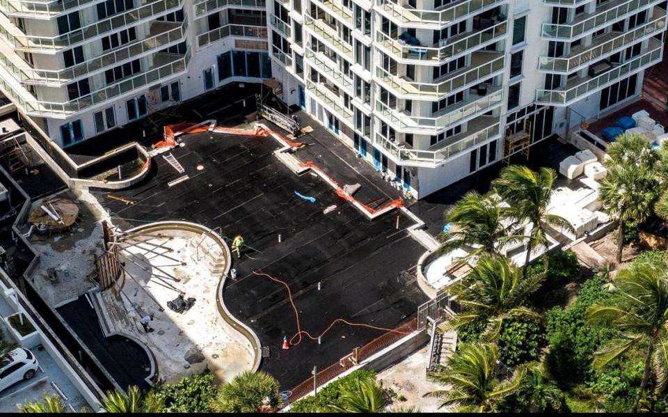 Lonas negras tapan la cubierta de la alberca en el edificio de condominios Mirage en Surfside. Las grietas en la cubierta de la alberca y las conexiones del edificio con Champlain Towers South son motivo de preocupación, dijeron los expertos en ingeniería al Miami Herald.