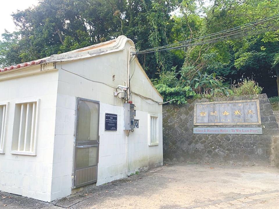 基隆1名泰籍女移工11日被發現棄屍在大武崙砲台草叢，砲台入口處的公廁發現疑似凶嫌煙蒂。（徐佑昇攝）