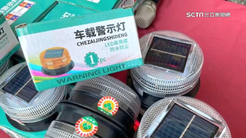羅東鎮公所日前贈送羅東警分局中國製車載警示燈。