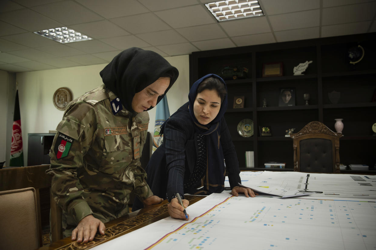 Hosna Jalil, a la derecha, viceministra del Interior, trabaja con su secretaria, la capitana Rahima Ataee, en su oficina en Kabul, Afganistán, el 16 de junio de 2020. (Kiana Hayeri/The New York Times)