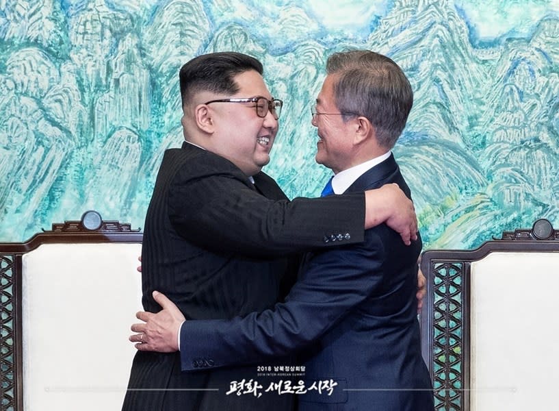 南韓總統文在寅（右）和北韓領導人金正恩（左）。   圖：取自維基共享資源網頁；作者：青瓦台，KOGL Type 1