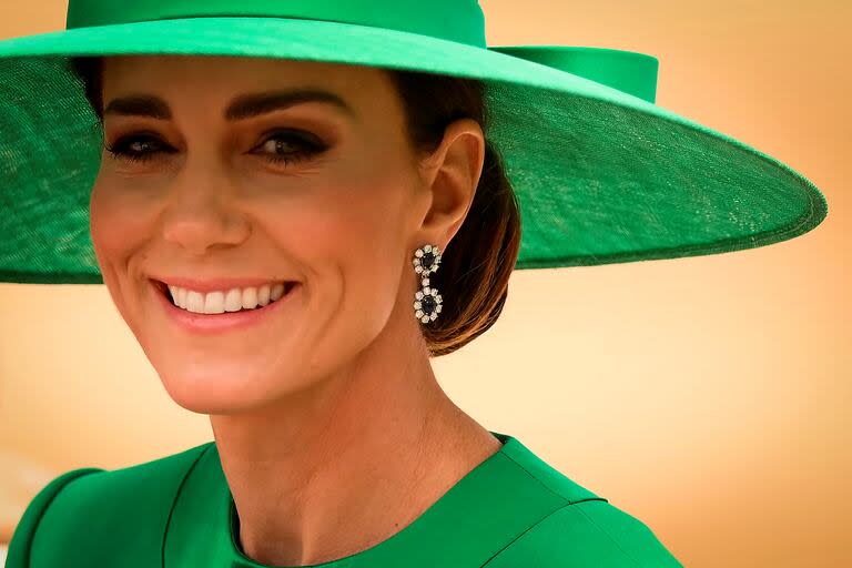 Kate de Gran Bretaña, Princesa de Gales, llega en un carruaje tirado por caballos al Desfile de los Guardias a Caballo para el Desfile del Cumpleaños del Rey, 'Trooping the Colour', en Londres el 17 de junio de 2023.