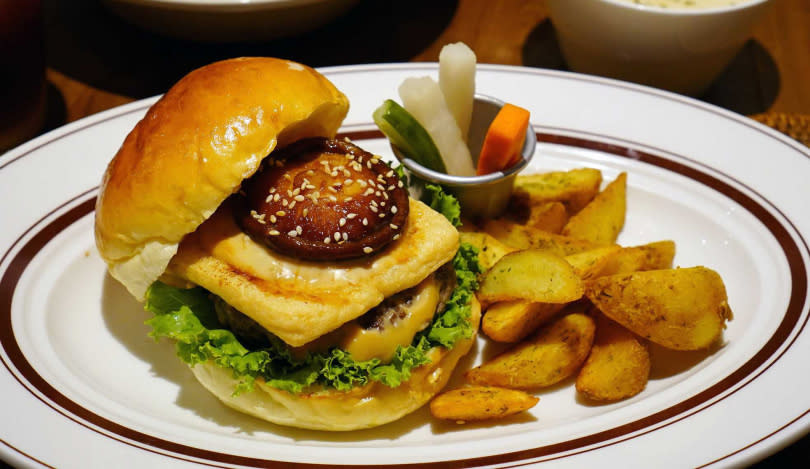 「炙烤油揚田樂牛肉堡」是青春．Aoharu Burger中唯一從田樂延續的餐點，但除了原本的手打牛肉漢堡排和香菇之外，又增加油揚豆皮。（280元，圖／魏妤靜攝）