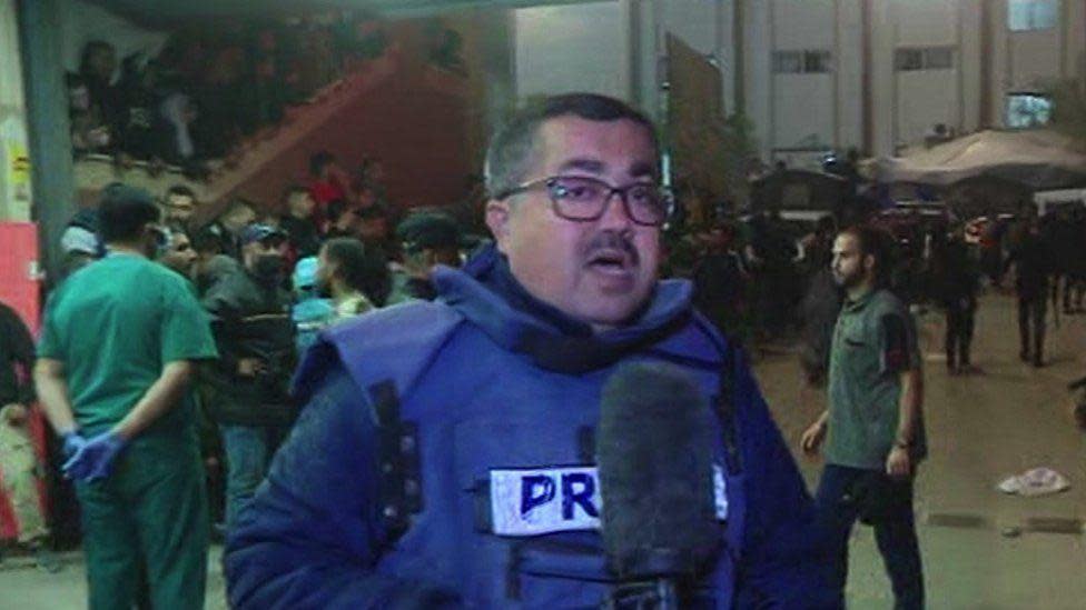 El periodista de la BBC Adnan El-Bursh frente a un hospital