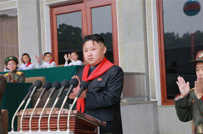網友看到金正恩2012年出席北韓少年團活動的舊照，直呼「以前也太帥」！ （圖／美聯社）