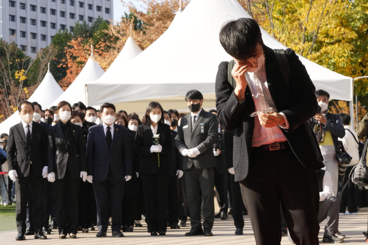 #South Korea probes Halloween crowd surge as nation mourns