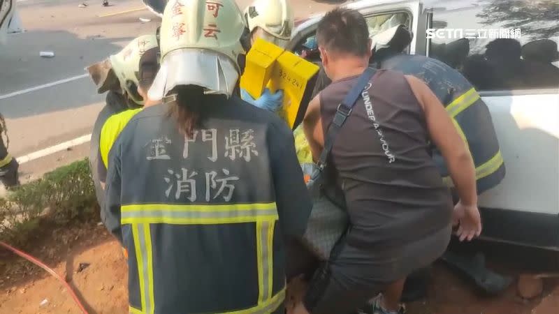 遭撞車輛女駕駛雙腿骨折。