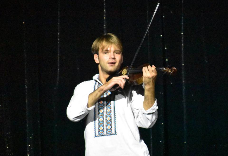 Kostia, un famoso violinista ucraniano, toca durante un concierto benéfico en Sport of Kings en Gulfstream Park el domingo 9 de octubre de 2022.